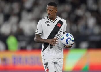 Jogador do Vasco segurando bola em campo.