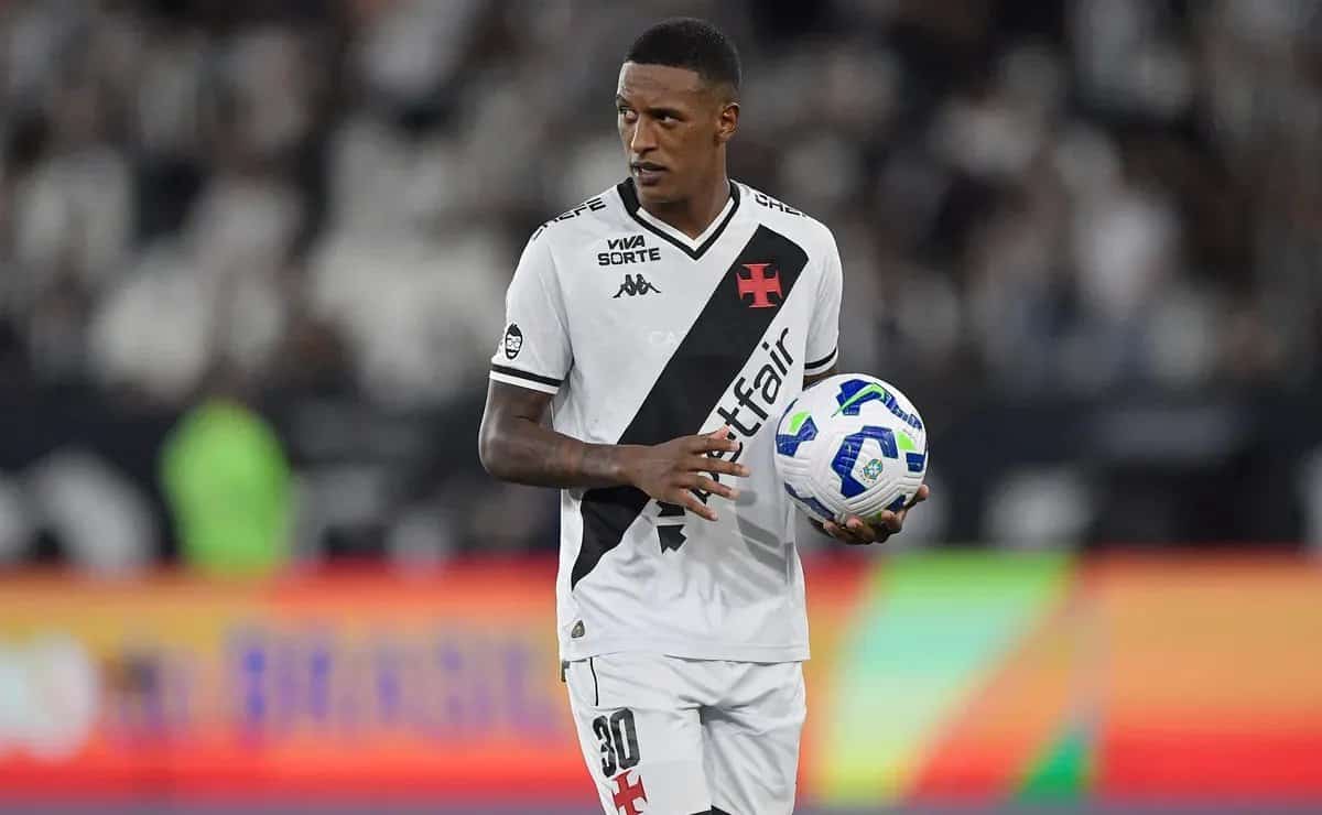Jogador do Vasco segurando bola em campo.
