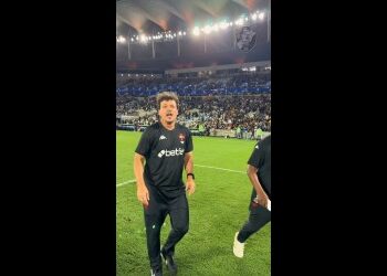 Jogador do Vasco comemorando no campo.