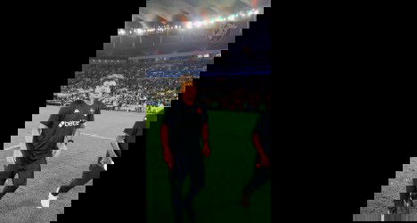 Jogador do Vasco comemorando no campo.