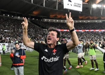 Vasco comemorando vitória no estádio.