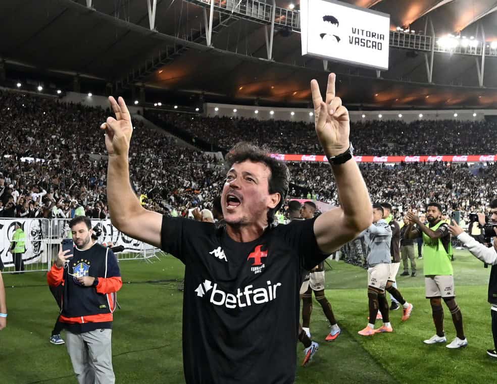 Vasco comemorando vitória no estádio.