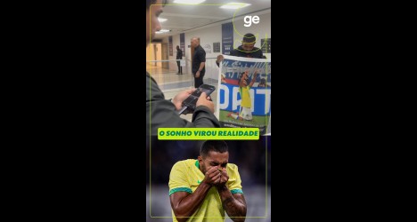 Paciente com expressão de tristeza segurando a boca, na frente de um balcão.