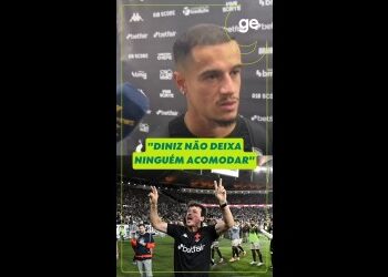 Dinei comemorando vitória do Vasco no campo.