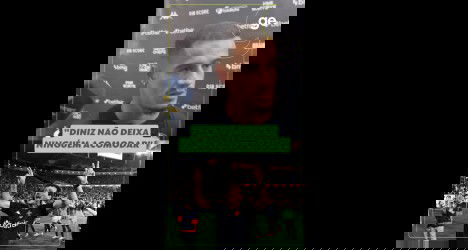 Dinei comemorando vitória do Vasco no campo.