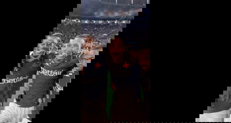 Jogadores do Vasco comemorando vitória no estádio.