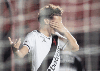 Jogador com expressão de frustração no estádio.