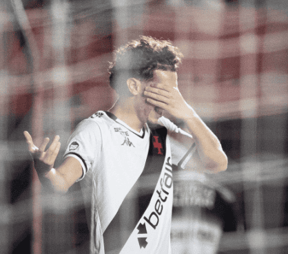 Jogador com expressão de frustração no estádio.