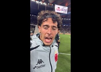 Jogador do Vasco comemorando em campo.