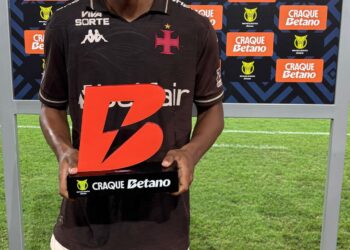 Rayan do Vasco segurando troféu na cerimônia de premiação.