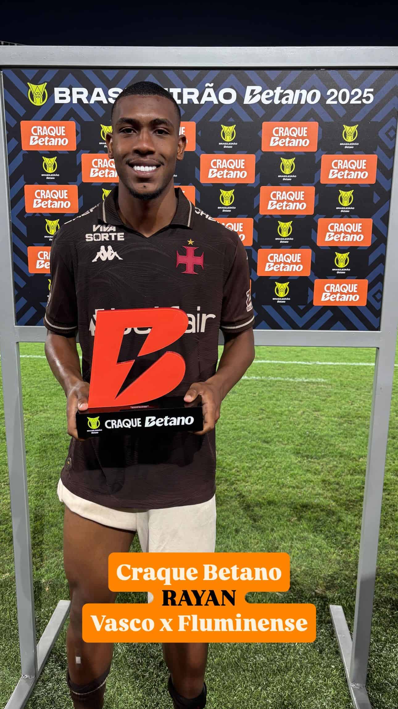 Rayan do Vasco segurando troféu na cerimônia de premiação.