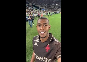 Jogador do Vasco comemorando no estádio.