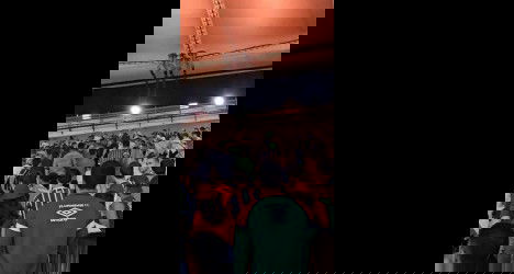 Multidão de torcedores no estádio.