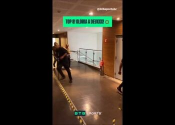 Jogadores comemorando na chegada ao hotel.