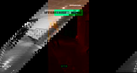 Jogadores comemorando na chegada ao hotel.