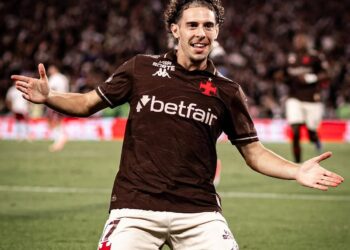 Jogador do Vasco comemorando gol em campo.