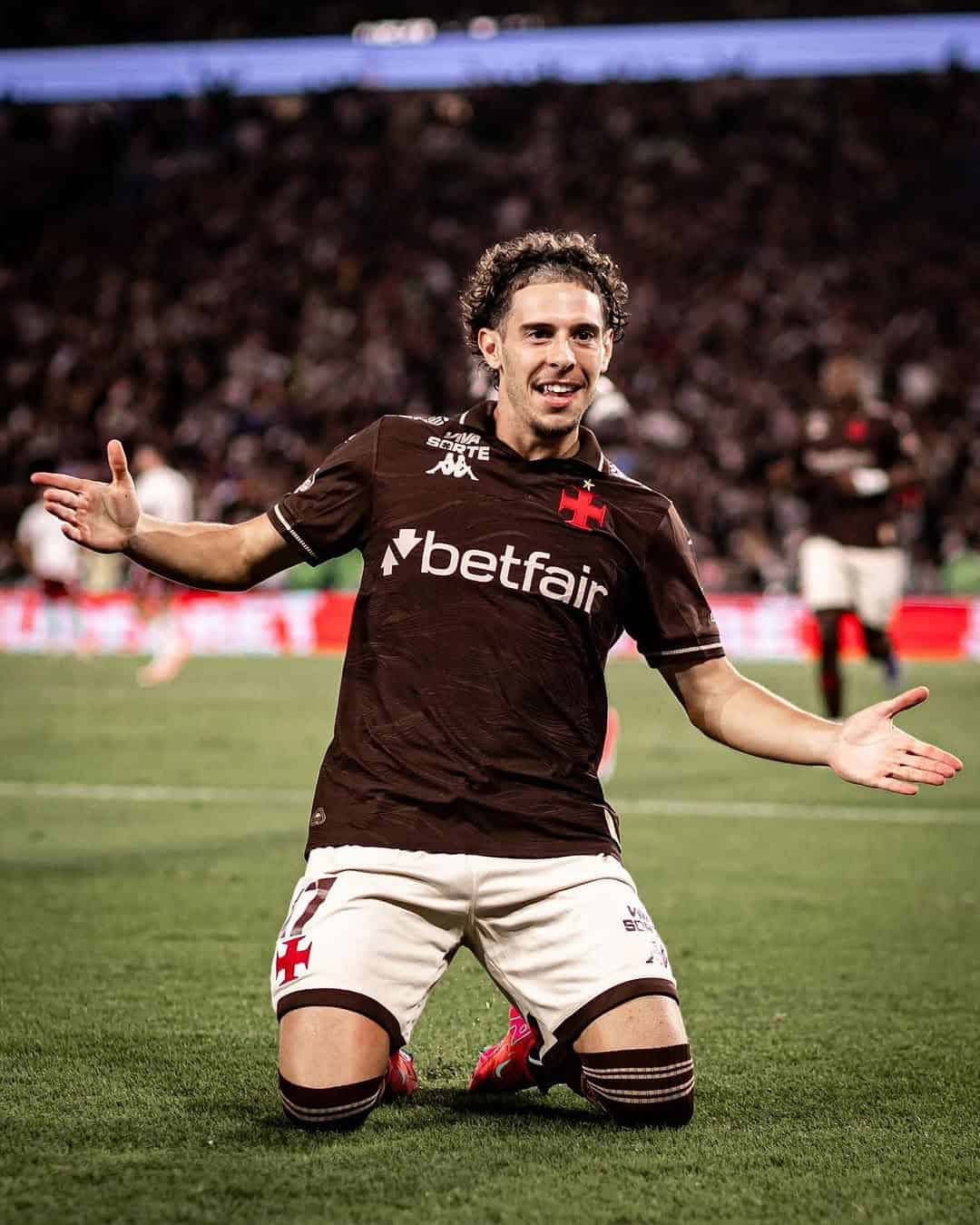 Jogador do Vasco comemorando gol em campo.