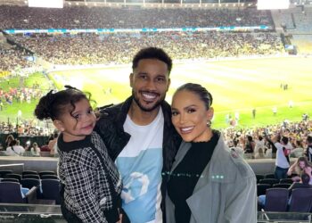Vasco na arena com torcida ao fundo.