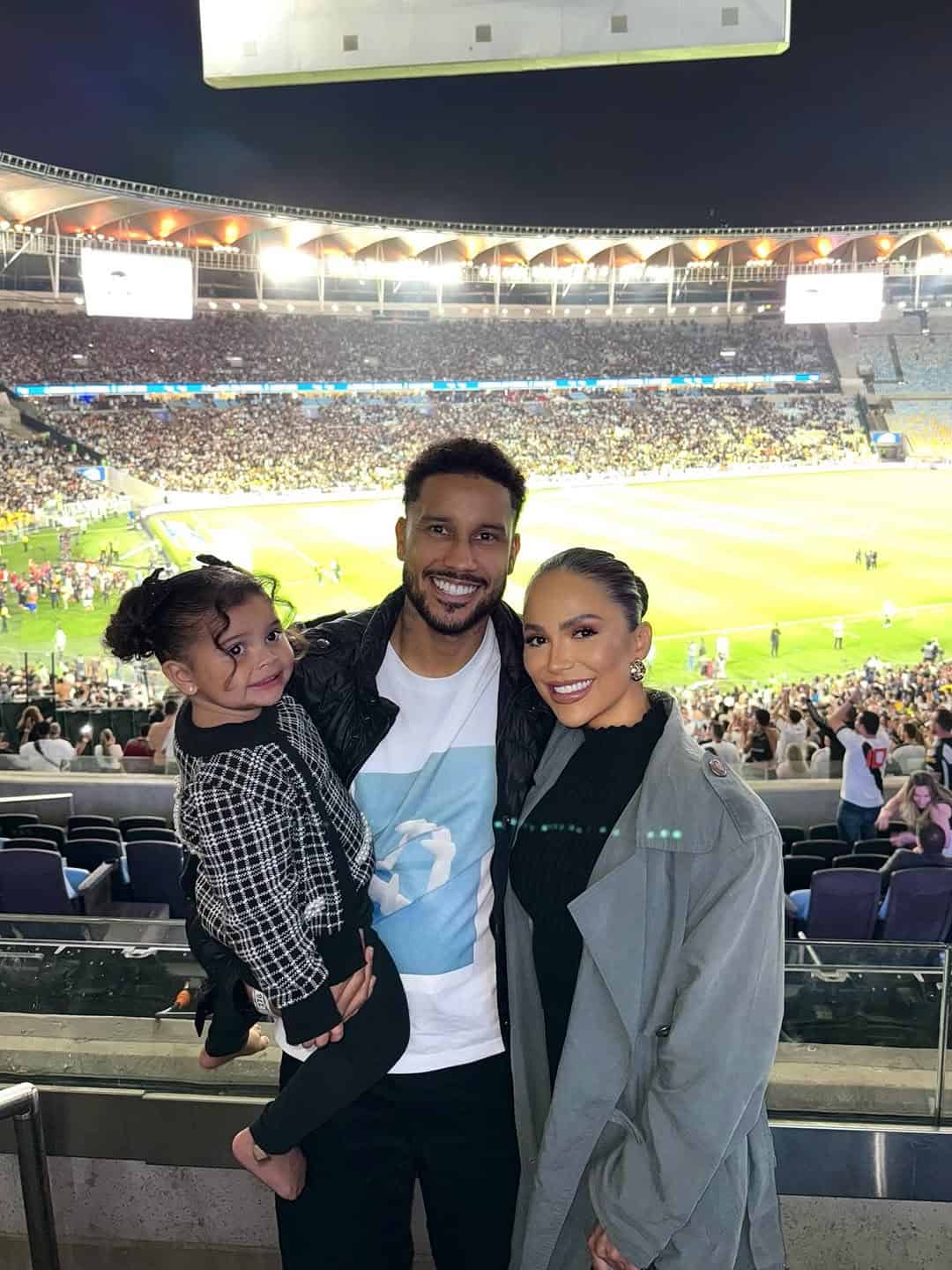 Vasco na arena com torcida ao fundo.