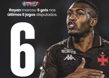 Goleiro cruz-maltino comemorando gol com uniforme.