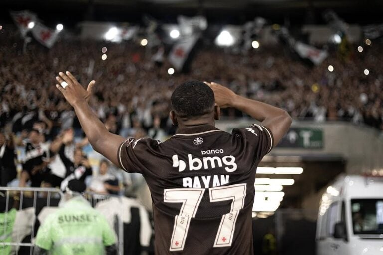 Nome do arquivo: jogador-vasco-bate-canos.jpeg.