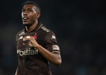 Jogador do Vasco comemorando durante partida.