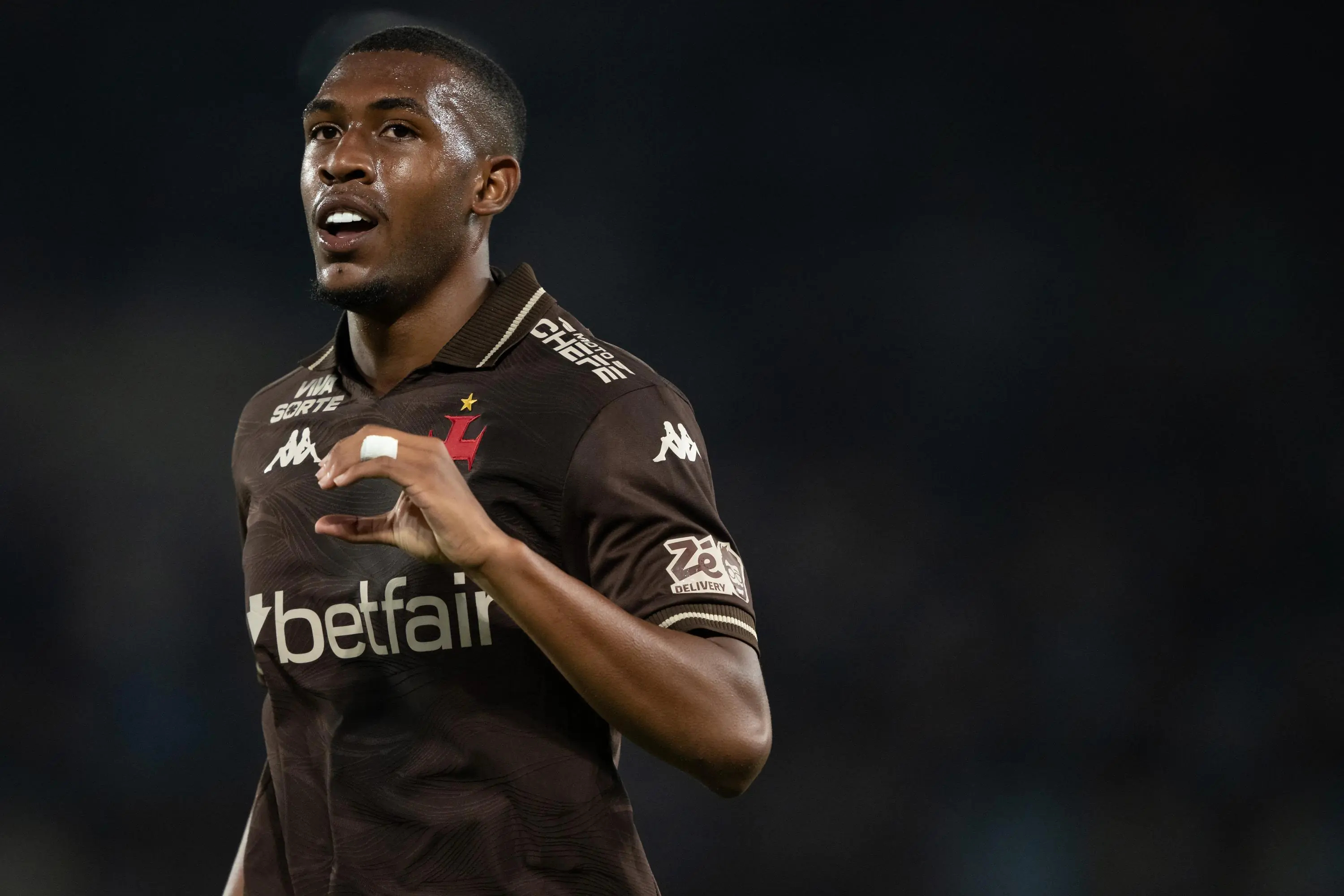 20251021-002023_2319236_3047-1 Jogador de futebol vestindo uniforme do Vasco.