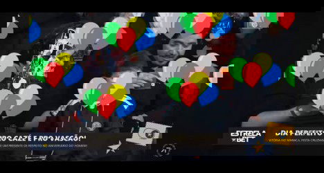 Aviões de papel coloridos e pessoas em celebração.