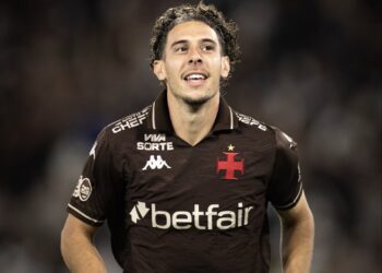 Jogador do Vasco comemorando em campo.