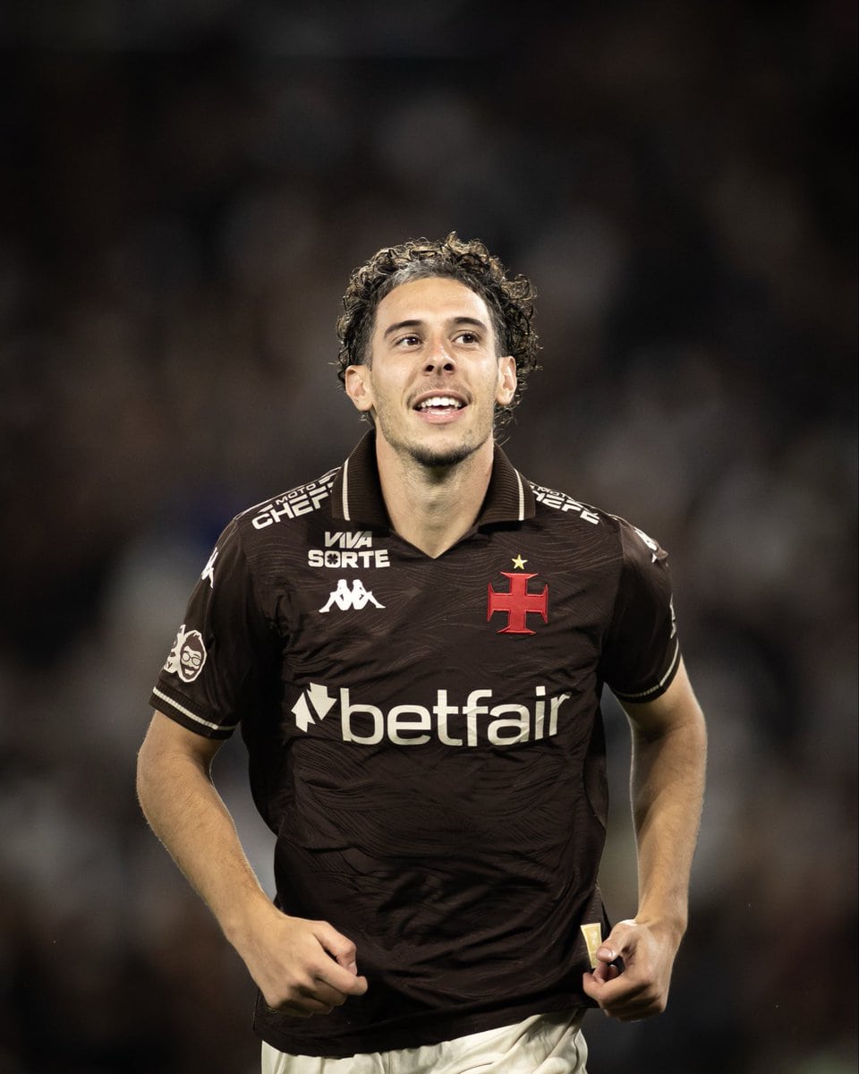 Jogador do Vasco comemorando em campo.