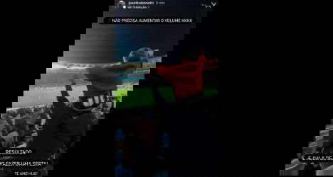 A criança no estádio comemorando.