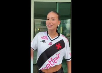 Jogadora de futebol sorridente com uniforme do Vasco.