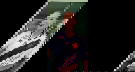 Jogadora de futebol sorridente com uniforme do Vasco.