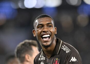 Jogador do Vasco sorrindo em campo.
