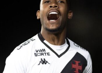 Jogador Vasco comemorando gol.