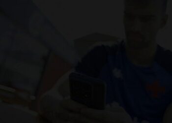 Jogador com celular, camiseta do Vasco.