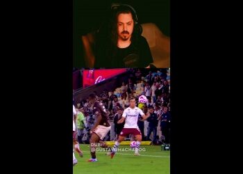 Jovem com cabelo comprido e camisa preta.