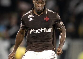Jogador do Vasco comemorando gol em campo.