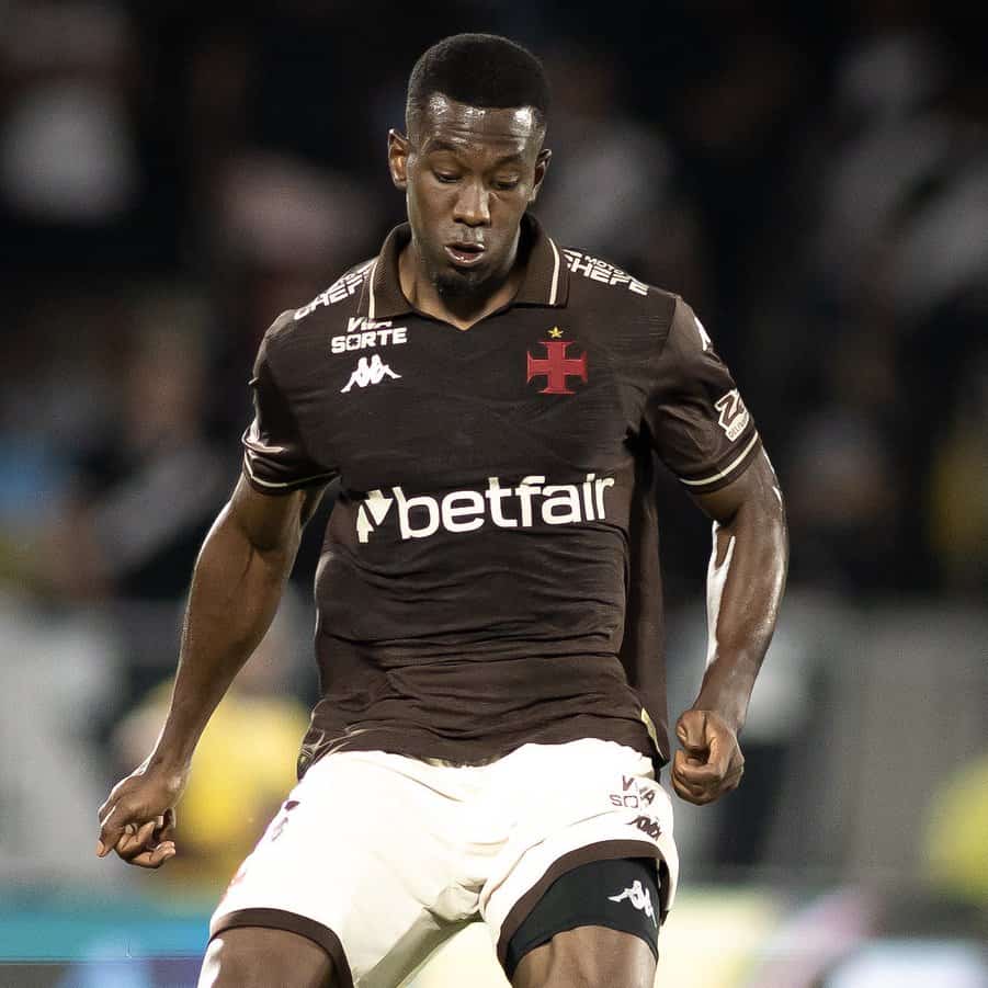 Jogador do Vasco comemorando gol em campo.