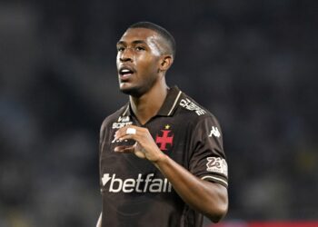 Jogador do Vasco em uniforme preto, em ação em campo.