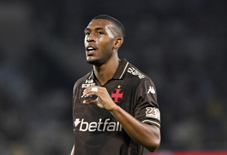 Jogador do Vasco em uniforme preto, em ação em campo.