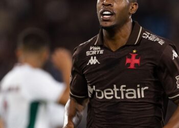 Jogador do Vasco comemorando durante partida de futebol.