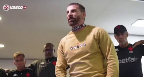 Treinador do Vasco falando com jogadores no vestiário.