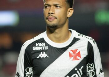 Vascaíno vestindo uniforme do Vasco da Gama.