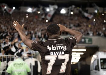 Vasco destaque comemoração de jogador em estádio movimentado.