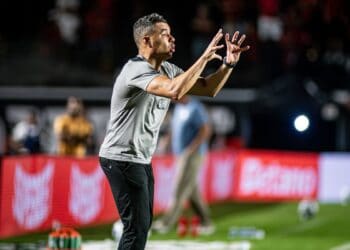 Treinador em ação no estádio Vasco da Gama.
