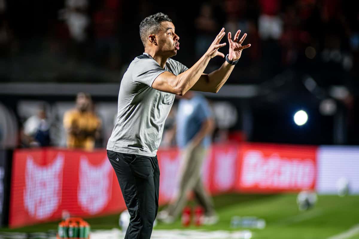 Treinador em ação no estádio Vasco da Gama.
