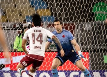 Goleiro do Vasco defendendo chute de atacante do Fluminense.