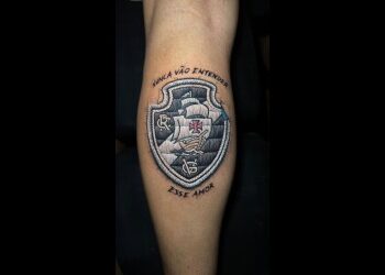 Tatuagem do escudo do Vasco da Gama no braço.