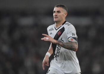 Jogador do Vasco durante partida de futebol.